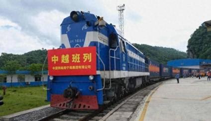 越南连遮羞布都不要了！与特朗普签下“历史性协议”后，越南不到四天就对中国出手，征