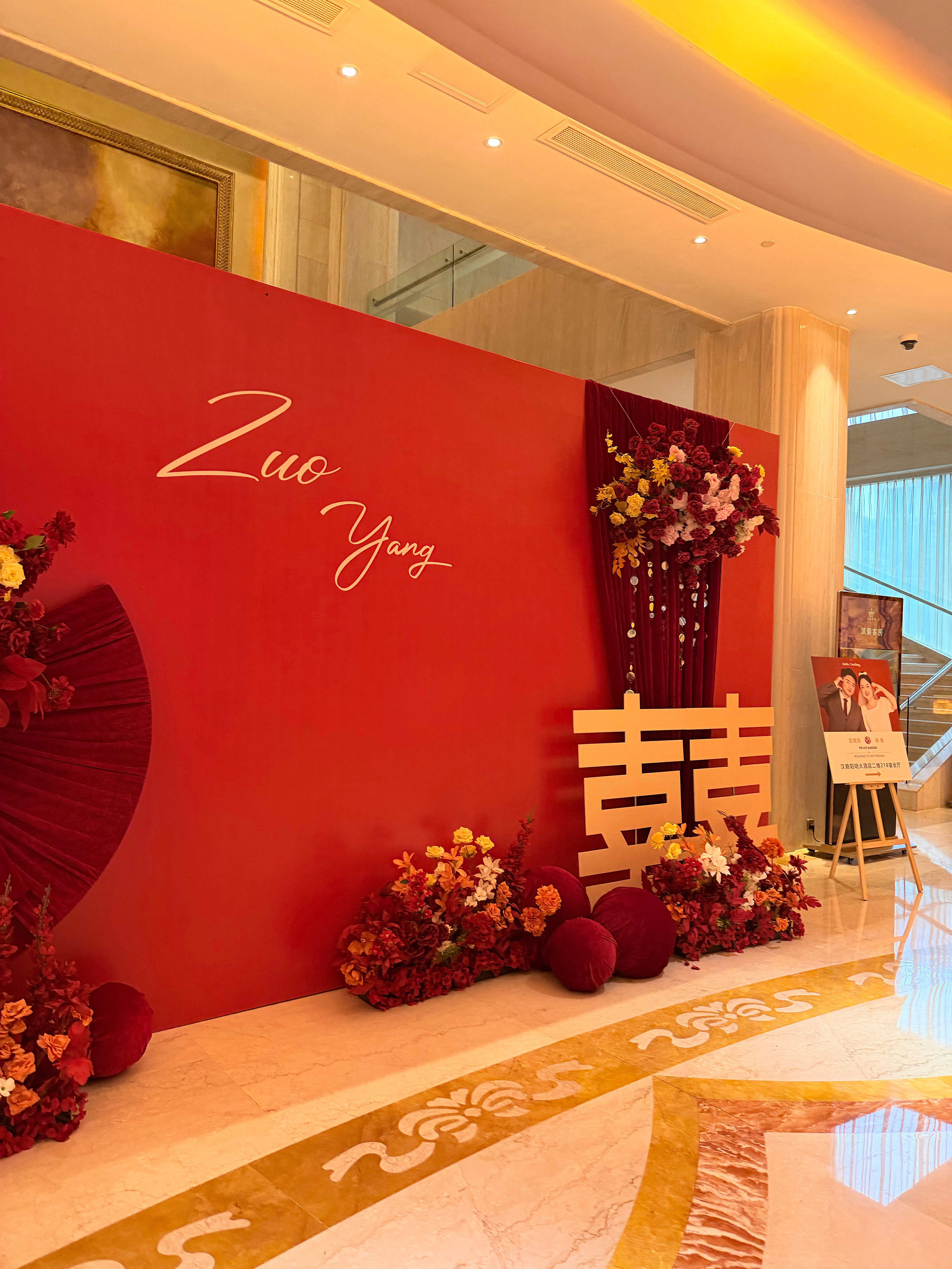 三线城市的酒店真热闹一天最少5对结婚的虽然我已经是过来了看到年轻人结婚也挺开心的