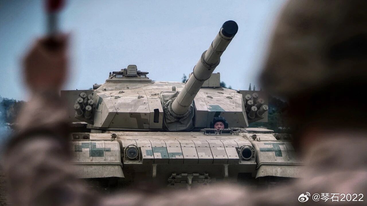 不管有的没的，赶紧加棚子图1-图4车体后部好图，部件清晰。不过，这样裸奔的坦克，