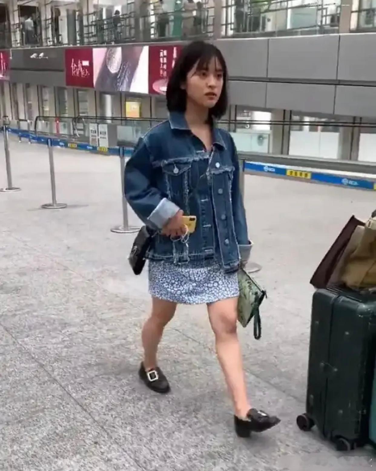 路人镜头下的沈月 可可爱爱的有点像郭敬明 ​​​