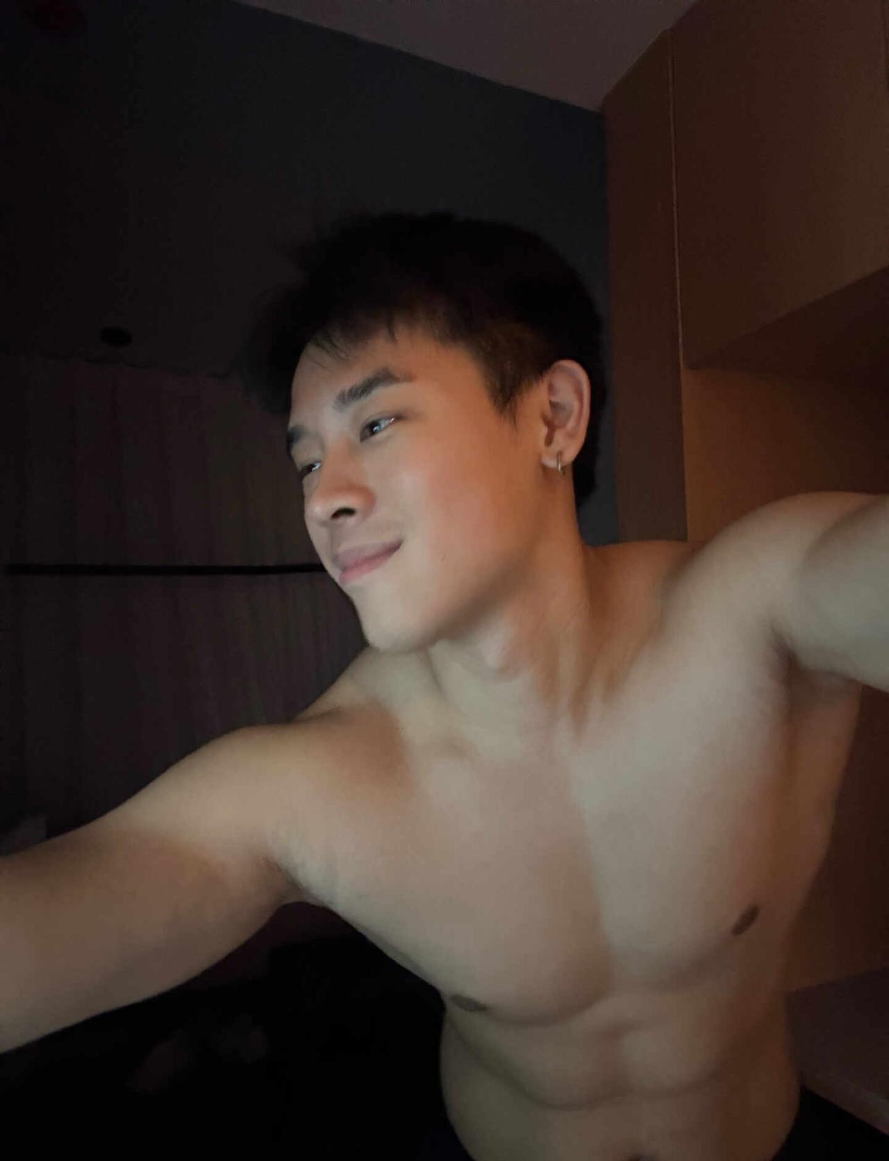 白天吃了这么多苦 晚上怎么还这么饿啊
黑皮 毫无训练痕迹 腼腆内向文静害羞小男孩