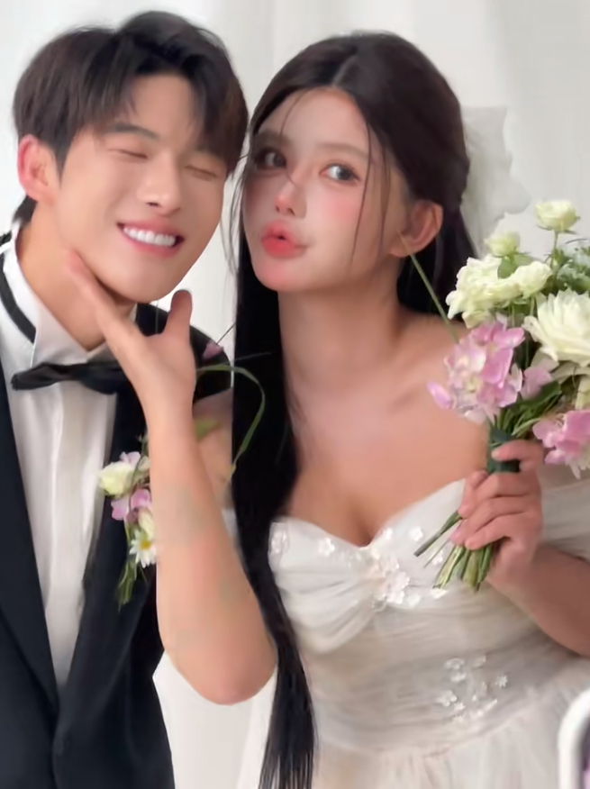 #韩安冉宋浩然婚纱照# 韩安冉和她的四婚老公宋浩然拍婚纱照了，看起来挺幸福[你好
