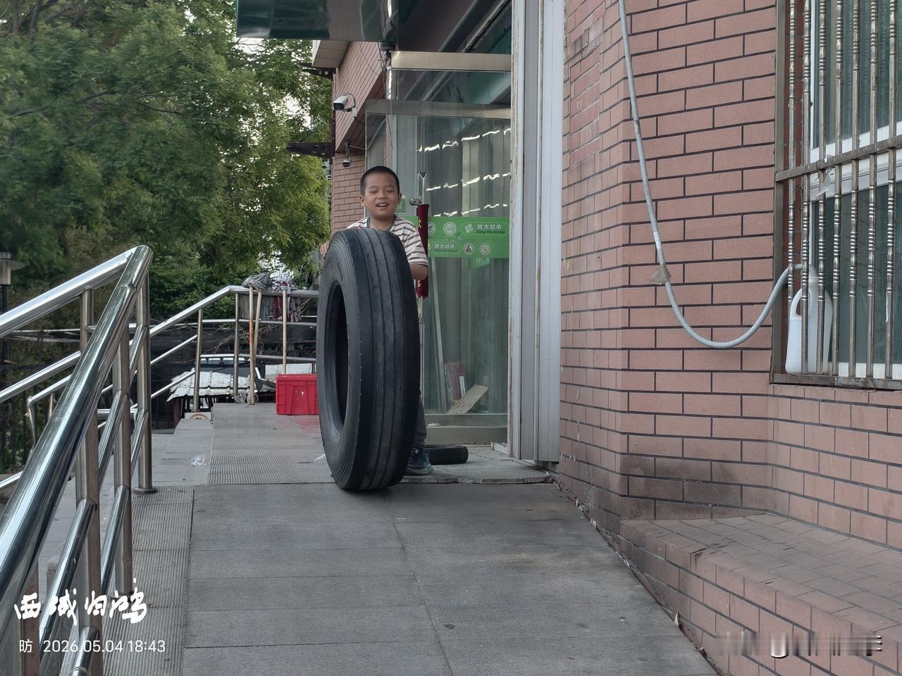 以快乐的心态看待生活，生活便会充满快乐。当一个素未谋面的孩子骄傲地告诉你，他滚着