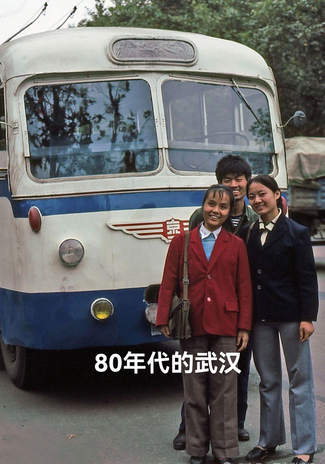 80年代武汉老照片。那时候物质贫乏，设备陈旧。但是人们的精气神却很足...