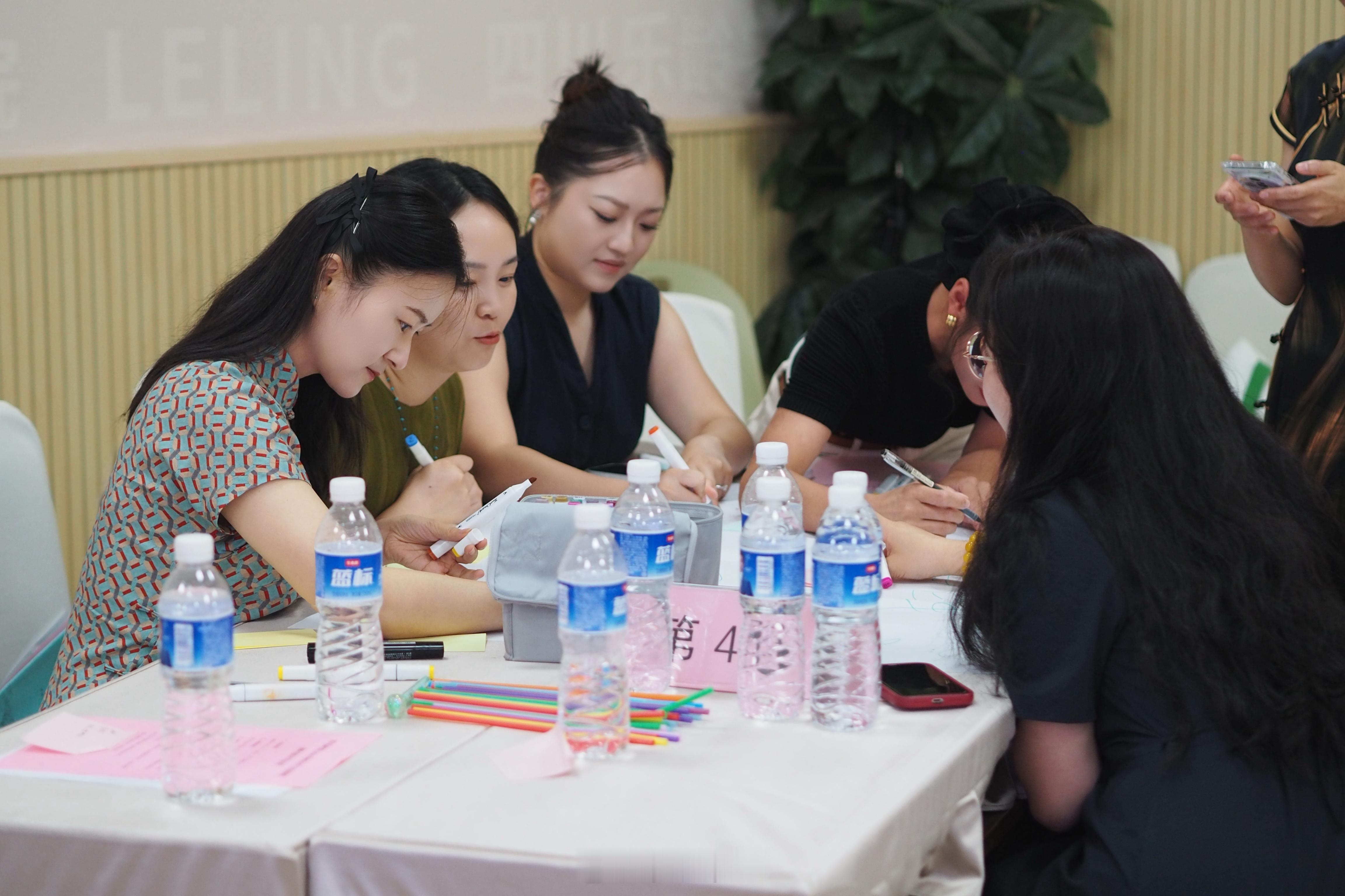 四川乐龄学院开学教师会​​开学教师会的快乐，来自于这些随机分组，分到一起的姑娘们