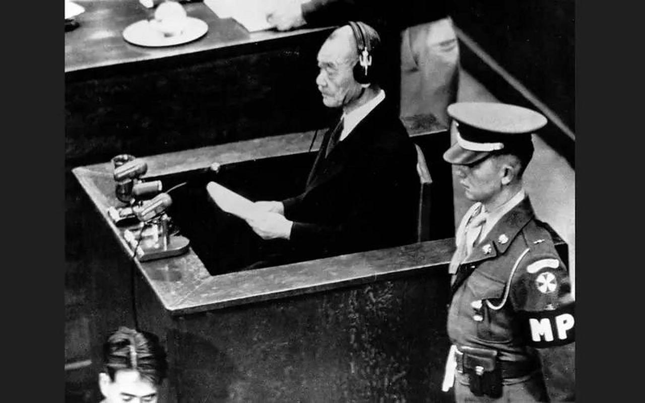 1945年底，盟军分四批逮捕了118名甲级战犯。第一批受审的被告是以东条英机为首