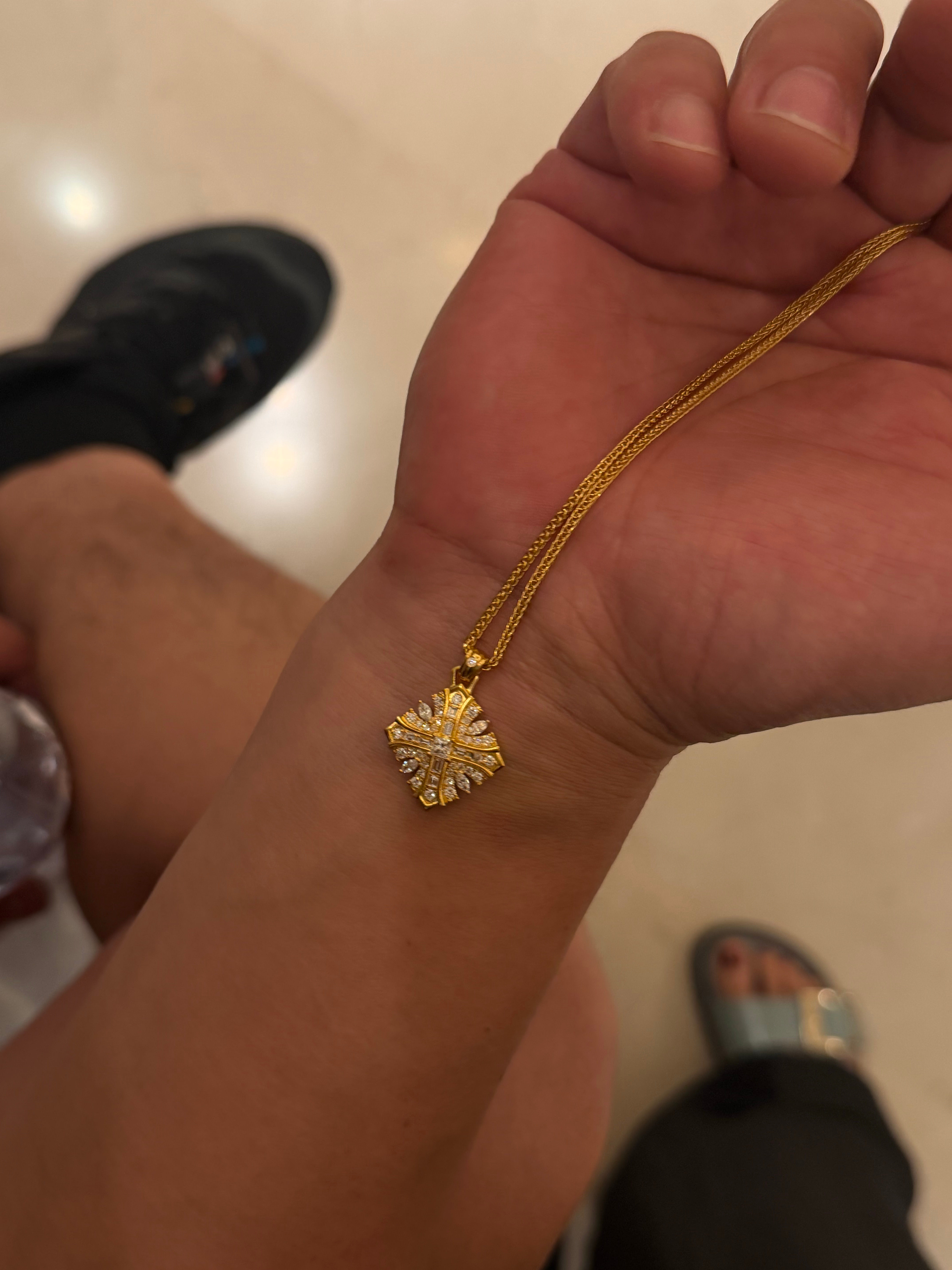 顺路来维修下项链脖子上就空了～让柜姐把新款拿出来看看他又要给我买新项链宠妻狂魔就