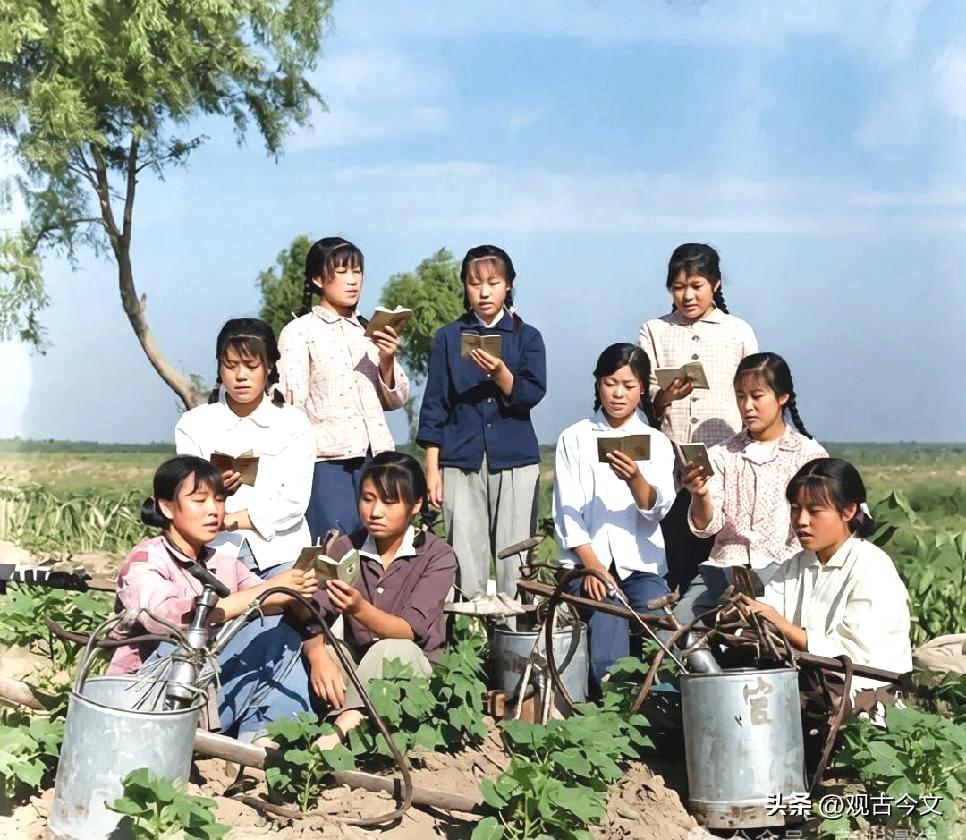 乡村记忆老照片：图里一群扎着辫子的女知青,就站在田埂上拿着小本本,那个年代谁家姑