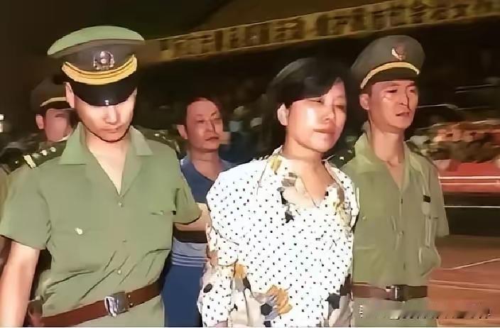 刑场上她喊了一句“我不服”，全场没人敢接话。1985年，西安刑场。
一个女人的手