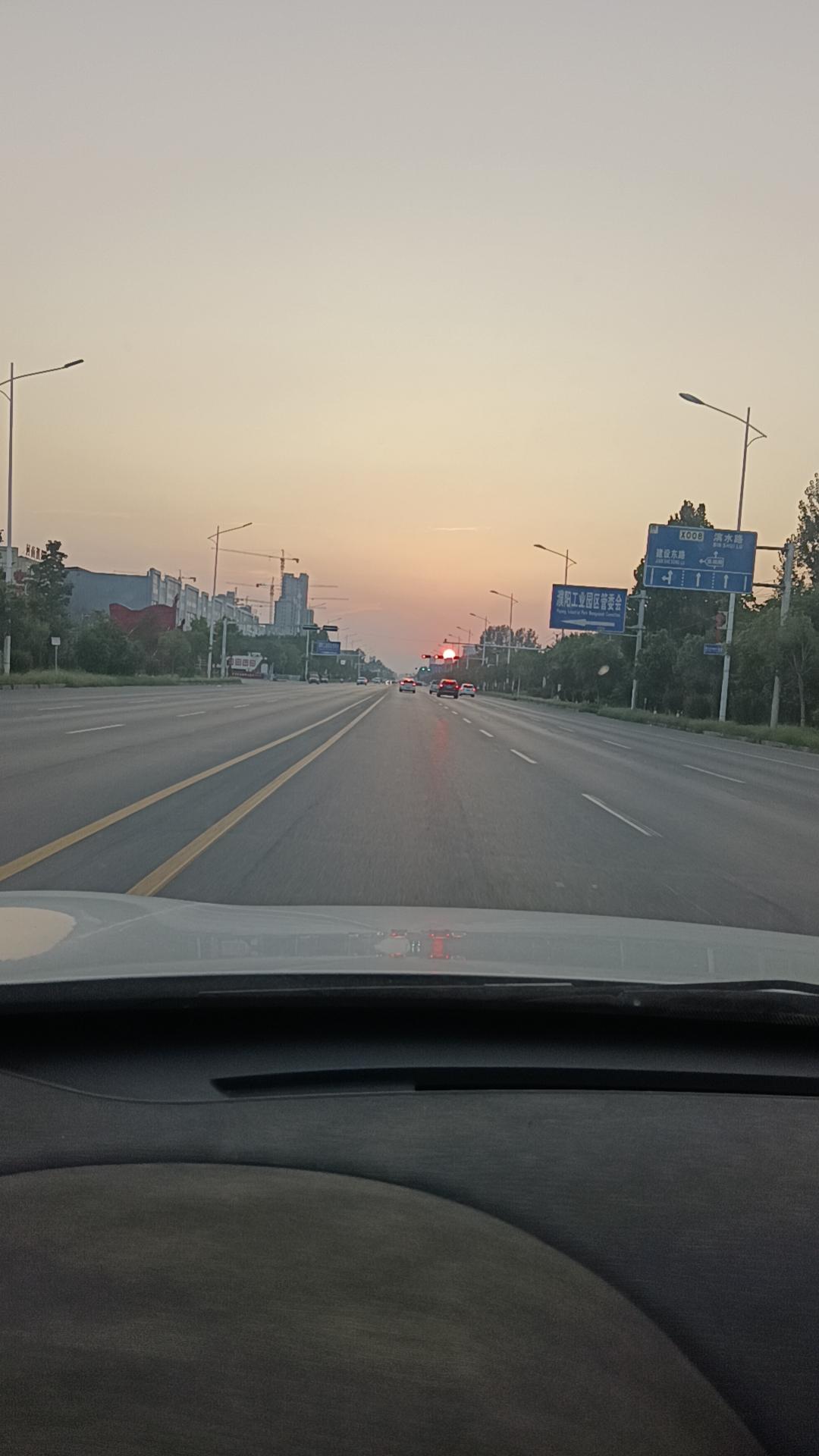 上联“秋霜催黄叶”，我觉得“冬雪染白头”是个绝妙的下联。从字数上看，上下联都是5