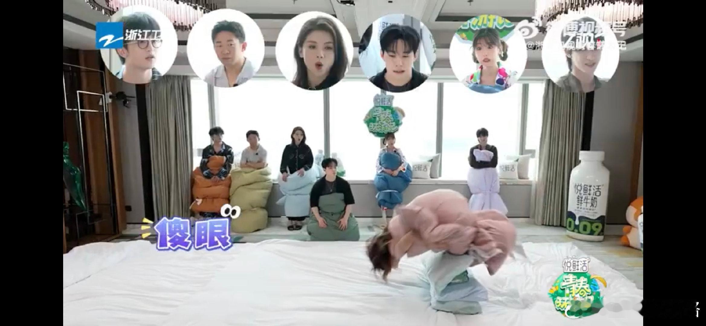 #阿Sa翻完跟头一脸懵#阿Sa看着眼前的一摞枕头，选择了翻跟头翻过去，她的脑回路