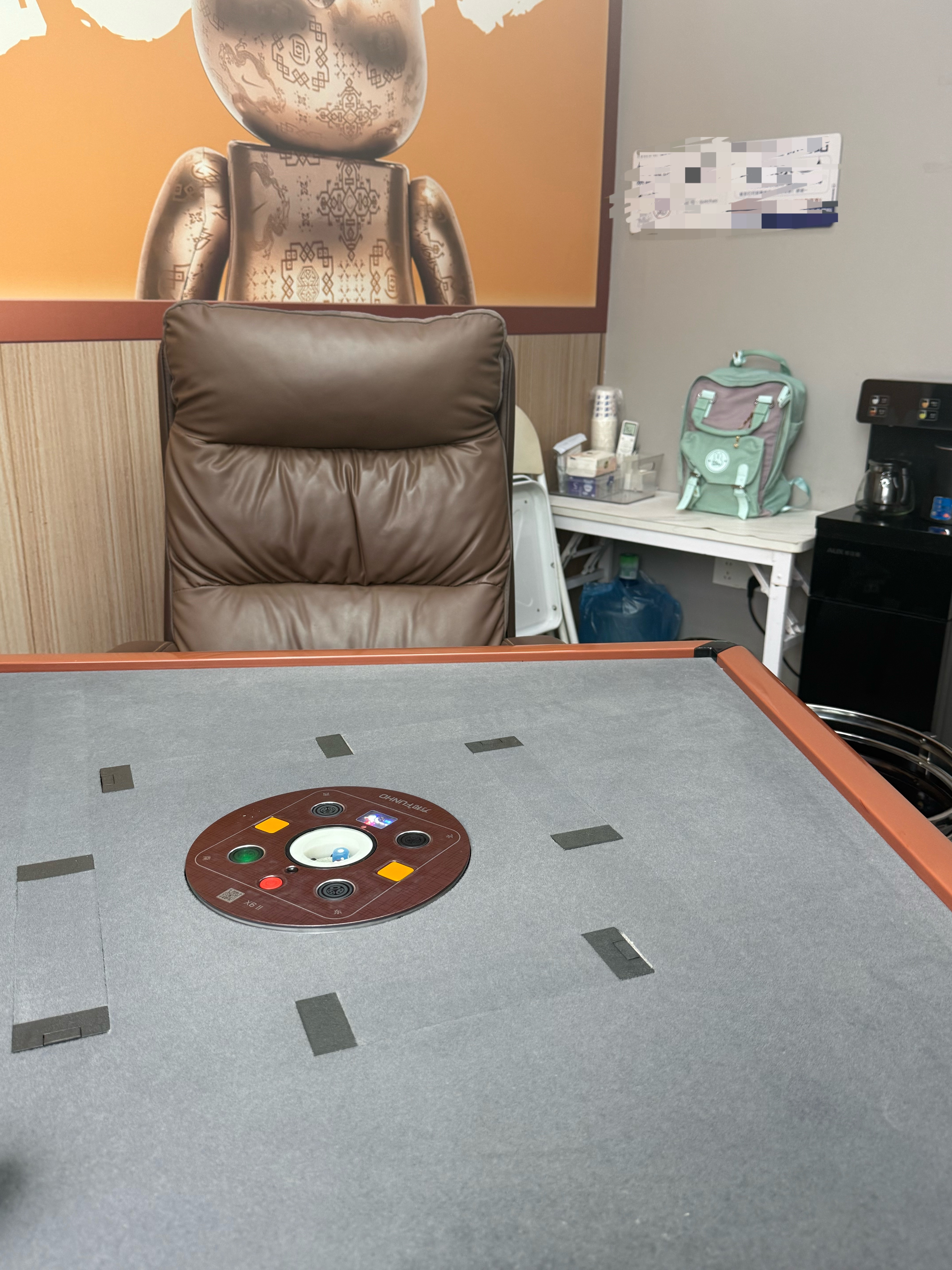 急头白脸的。下班跟龙哥和老婆去打麻将了。 