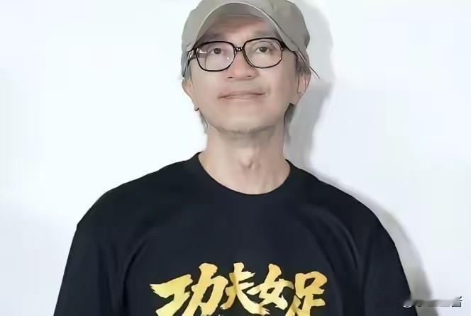 周星驰，连夜冲上热搜。

7月22日，64岁的周星驰，冲上热搜，没想到，众星都在