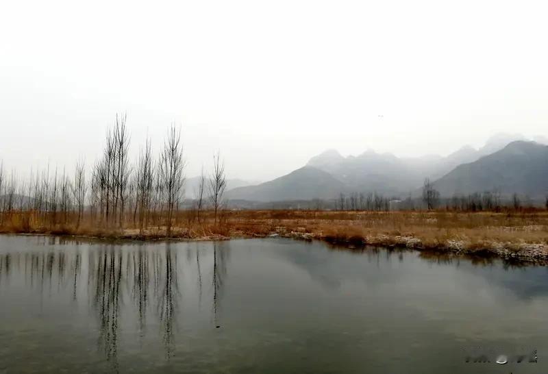见“冬去山明水秀”上联
立马想到“春来鸟语花香”作下联
冬去春来
时光转换
似大