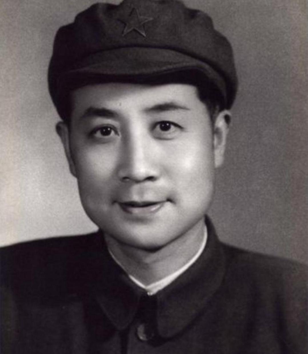 1930年代的中国，暗潮汹涌，有这么一位中共特工，在敌营一潜伏就是15年，官职越