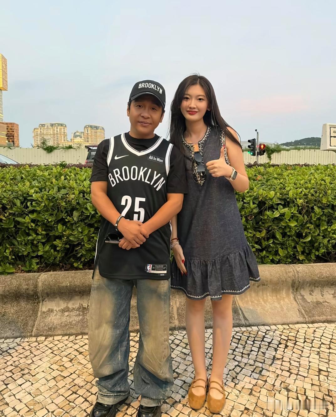 宋小宝在澳门街头被偶遇，他穿着篮球服，皮肤黝黑，个子好矮，看起来很土气！[呲牙]