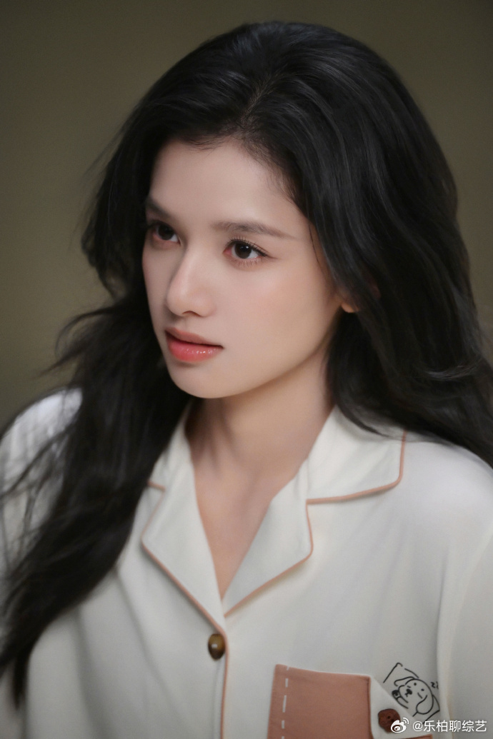 张婧仪居家感穿搭  张婧仪居家感穿搭真的是好美好温柔呀，粉色仿佛带来了这个春天独