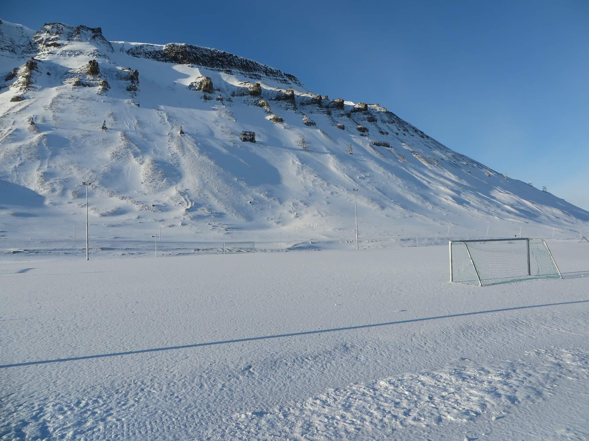 这里是挪威斯瓦尔巴群岛，朗伊尔城。足球无处不在。朗伊尔城距离北极点只有1300公