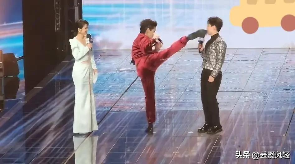 向佐飞踢百克力。
现在压力最大的，应该就是郭碧婷了吧。不是因为自己跟着丢人了。