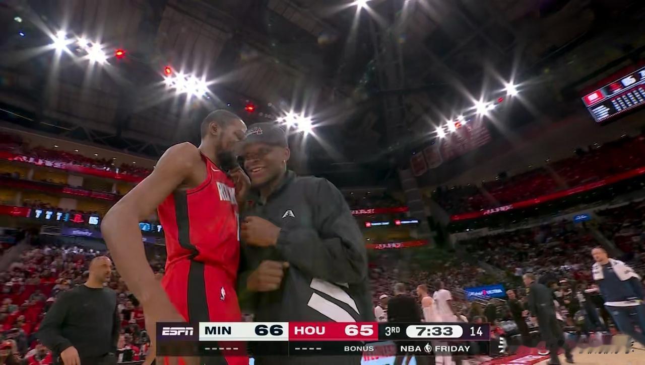 森林狼当家球星爱德华兹真是太痴迷杜兰特了！在今天森林狼客场挑战火箭的比赛中，当时