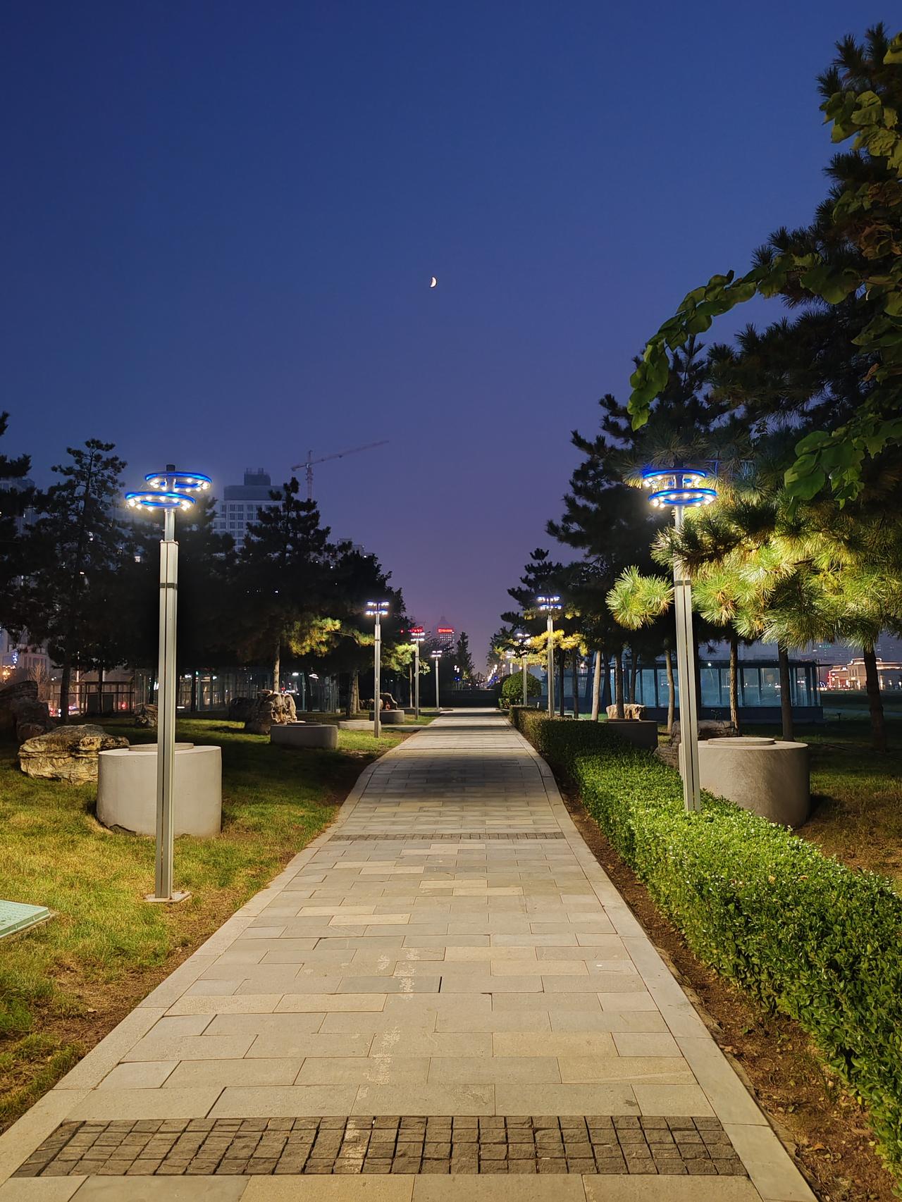 许多孩子是靠鼓励成就的，而非打骂造就的。普通家长在教育方面无法给予孩子更多助力，