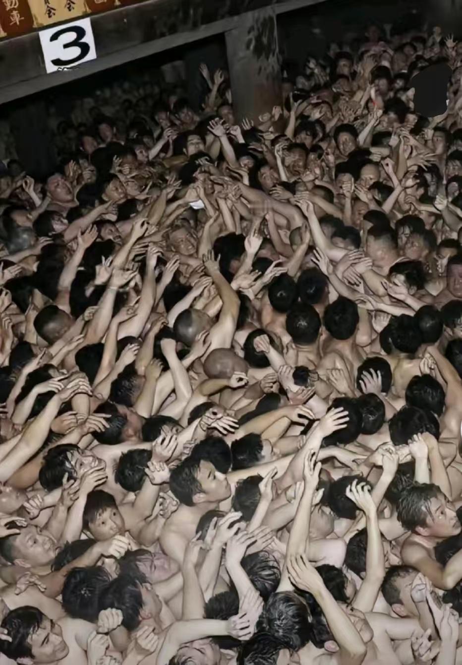 2月21日，日本冈山县西大寺观音院举办年度“裸祭”。约1万名男子仅穿兜裆布参加，