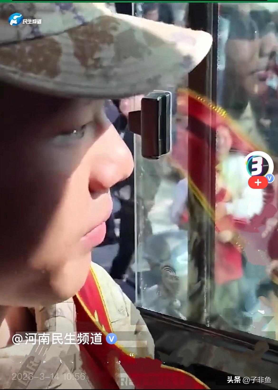 近日，浙江杭州新兵欢送会结束后，新兵们都上了车，家人们在车下欢送孩子……
   