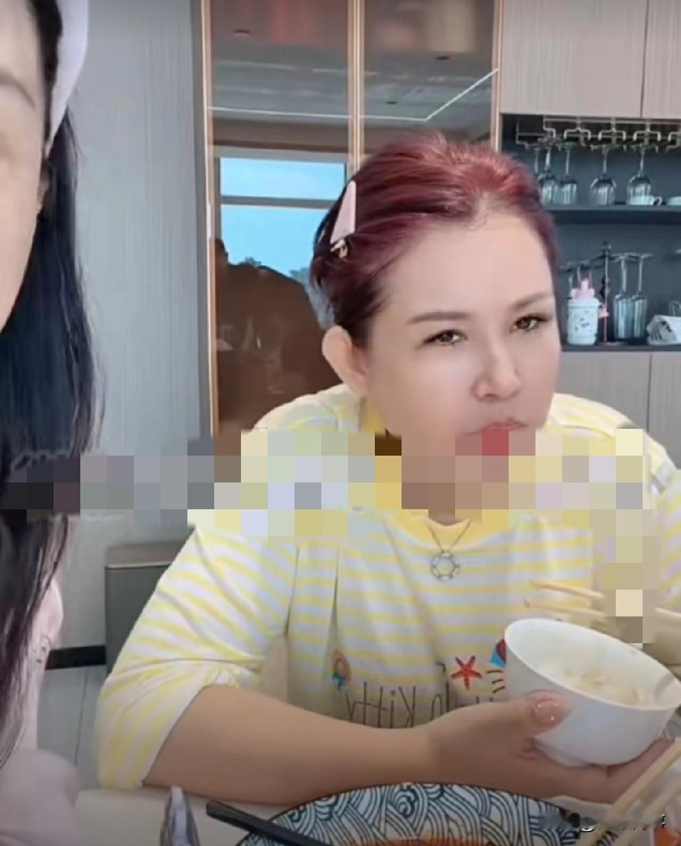 咱俩别处了！平荣与驴姐见面起争执，气哭抹泪要回石家庄。

           