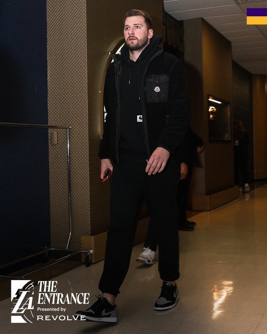 东契奇ootd 穿得暖暖的，脚脖子露外边儿湖人vs掘金东契奇