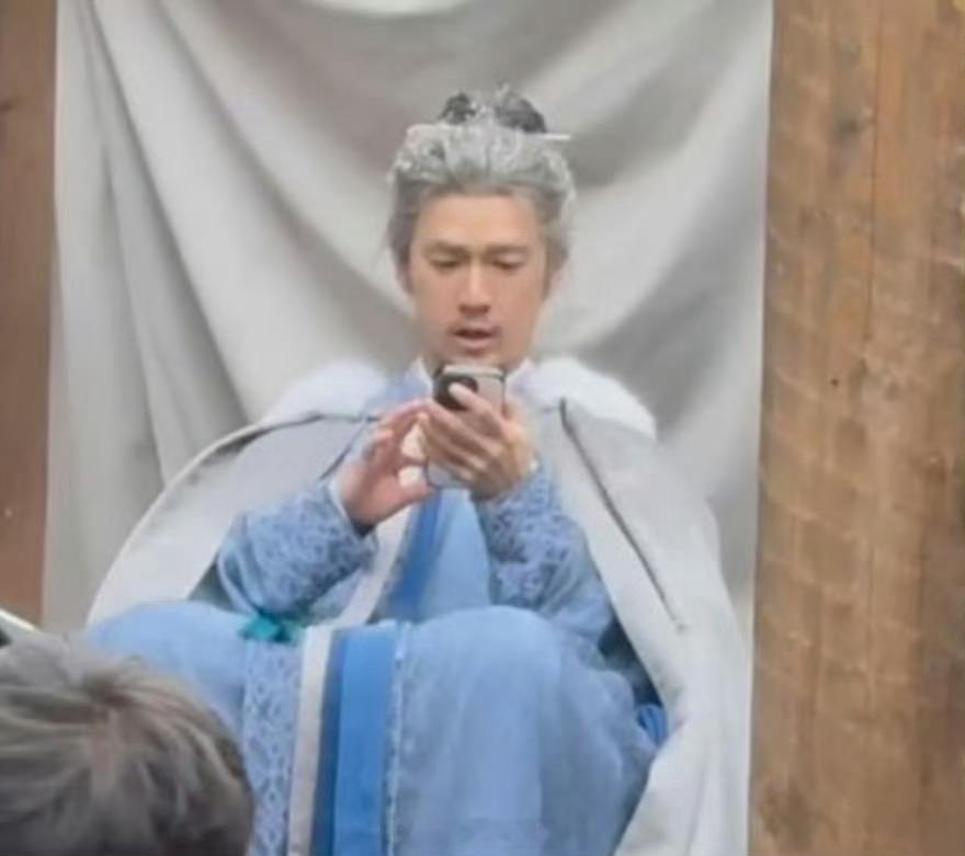 李昀锐地铁老人看手机古装版好真实的老年妆造 ​​​