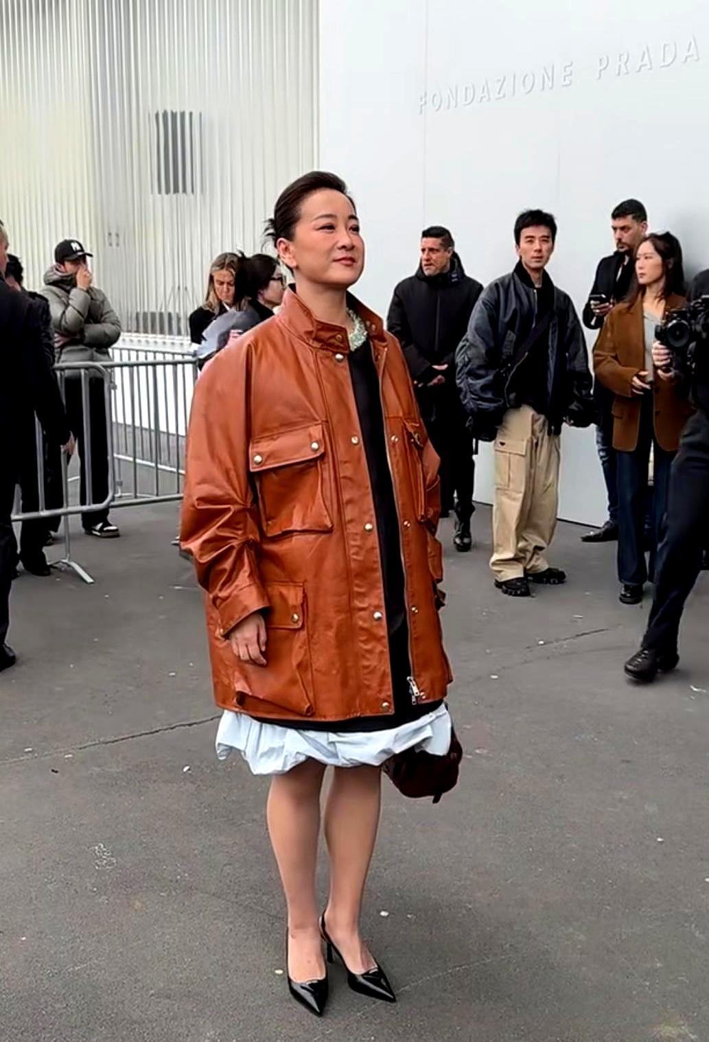 34.6亿票房背后，她一句话怼回所有质疑
 
有人劝她别碰电影，她拍了；有人喊她