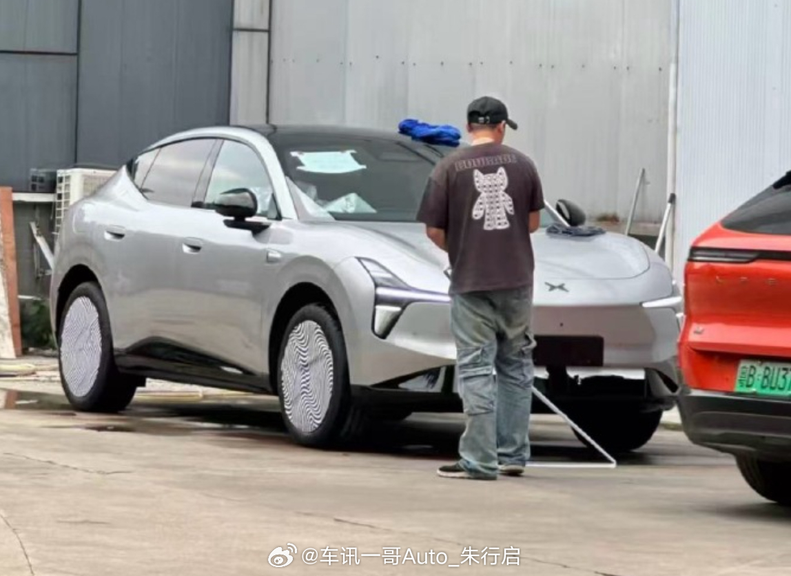小鹏Mona SUV的无伪装图曝光整车大灯设计看起来挺像极越不知道价格会不会比小