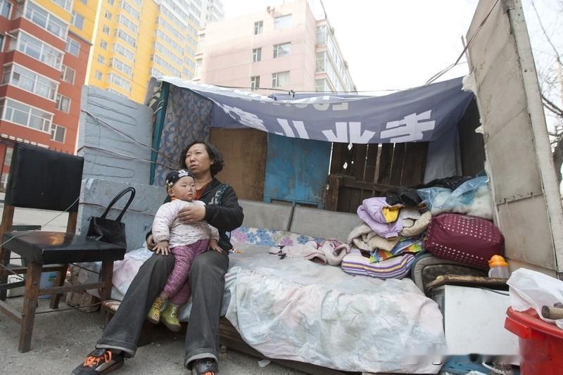能否提供住处，要看具体情况。很多人想收留流浪动物，我曾遇到瘦巴巴的小奶猫，心生怜