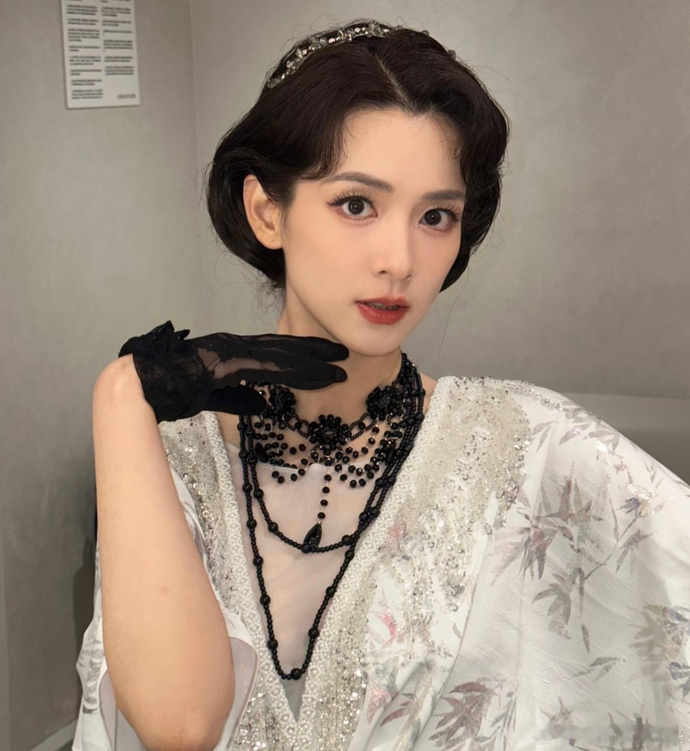 我觉得陈昊宇白发也很动人呀，而且头发变白也是人的正常生理现象，只不过是时间早晚的