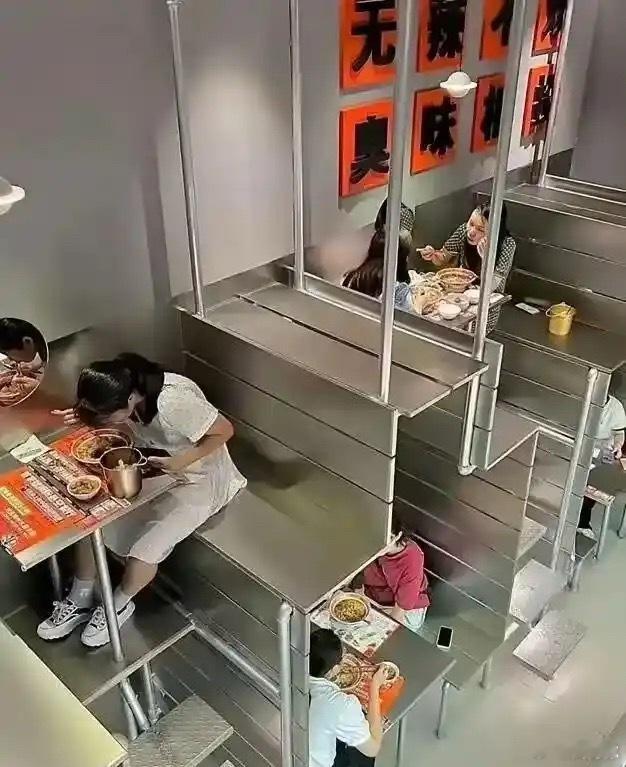竟然还有这种布局的餐厅，我肯定是不会去吃的。 ​​​