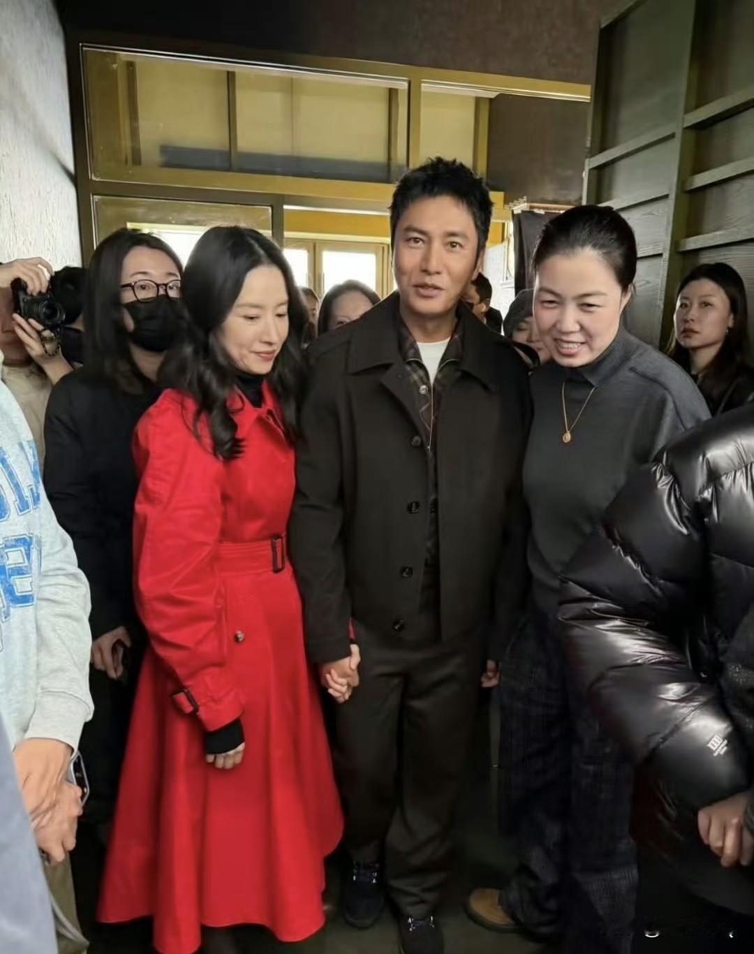 我还以为陈坤最要好的圈内女性朋友是周迅和舒淇，现在看来还要加一位董洁。

陈坤和