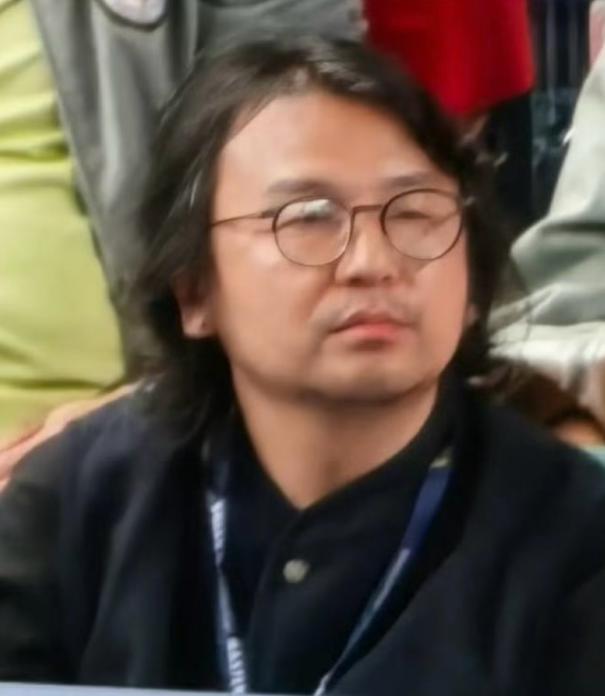 中年发福的雷佳音，感觉撞脸了矮大紧。