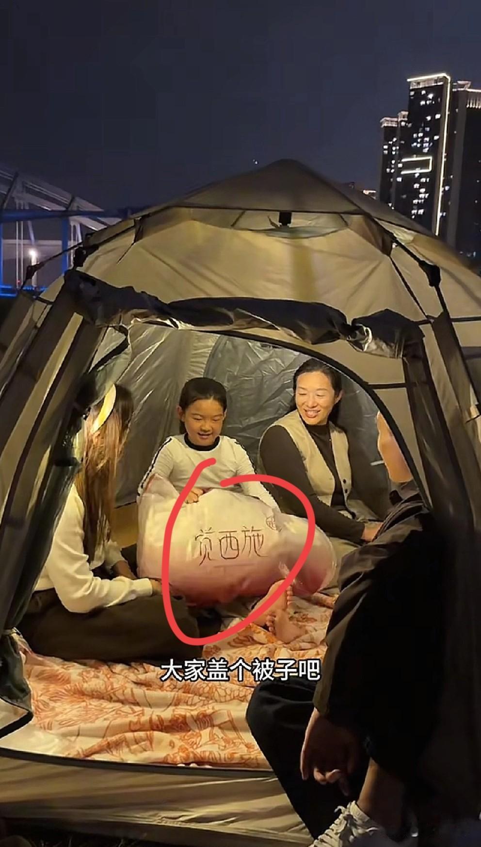 大家说，谢浩男妈妈是不是要带货觉西施了呢？今天他们一路人马去露营了，把觉西施大大