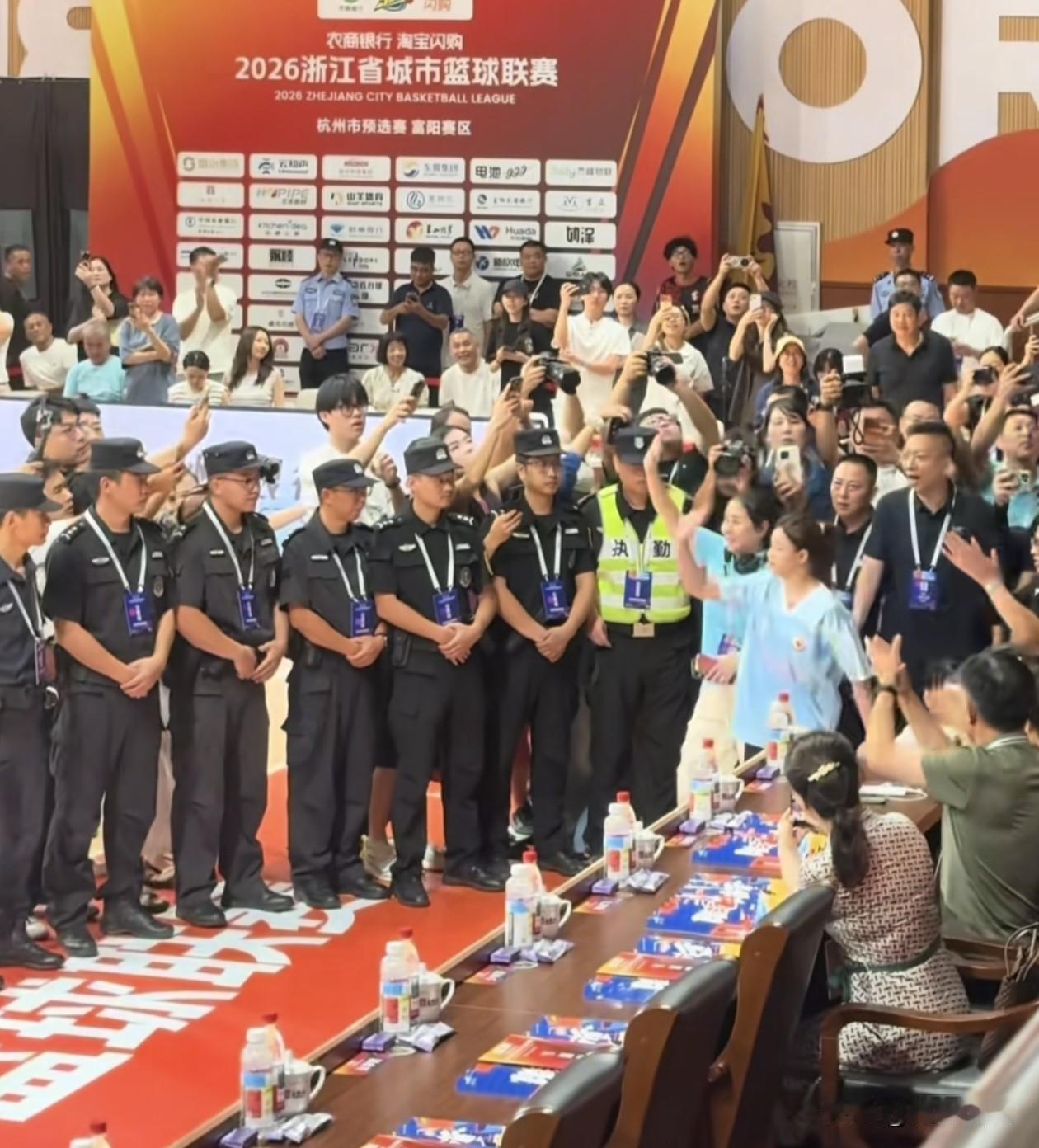 全红婵受邀到浙BA比赛现场为赛事开球，看看这安保规格也是相当重视了。

在场馆外