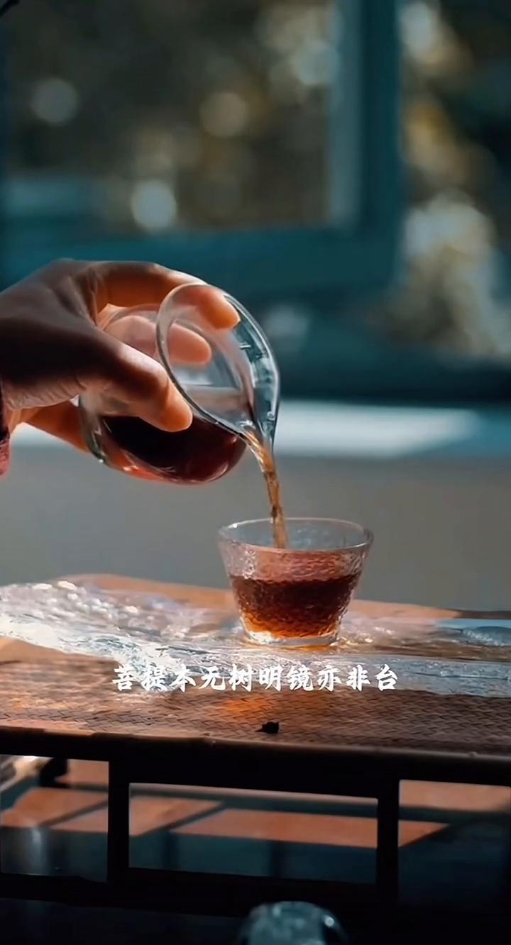 随缘。
世间万物皆有因果，万事万物自有安排。你越执着越痛苦，越强求越失去。人生本