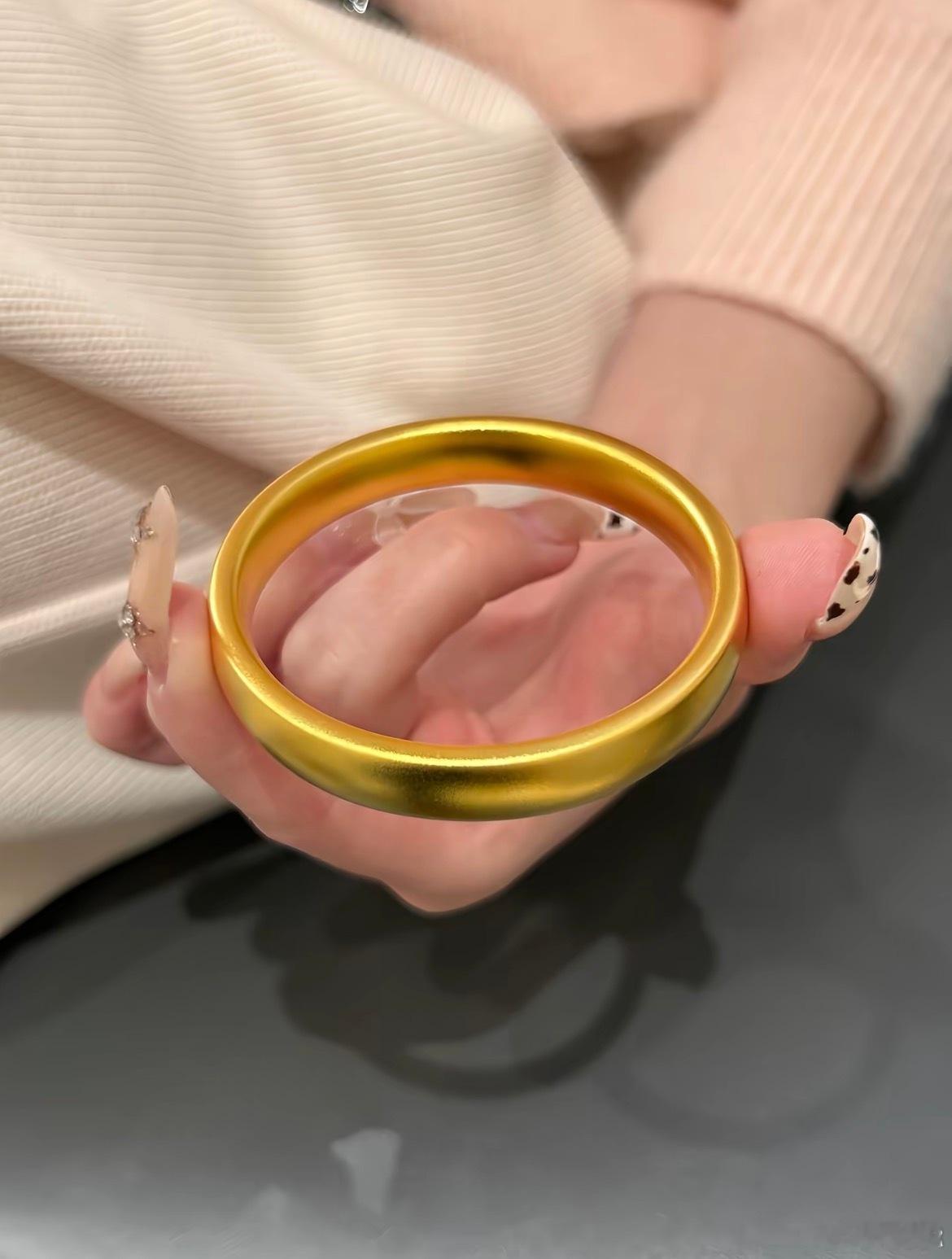 美股黄金大跌原因好消息！大金镯子降价了！坏消息！黄金🐔套在手上出不了！还有三天