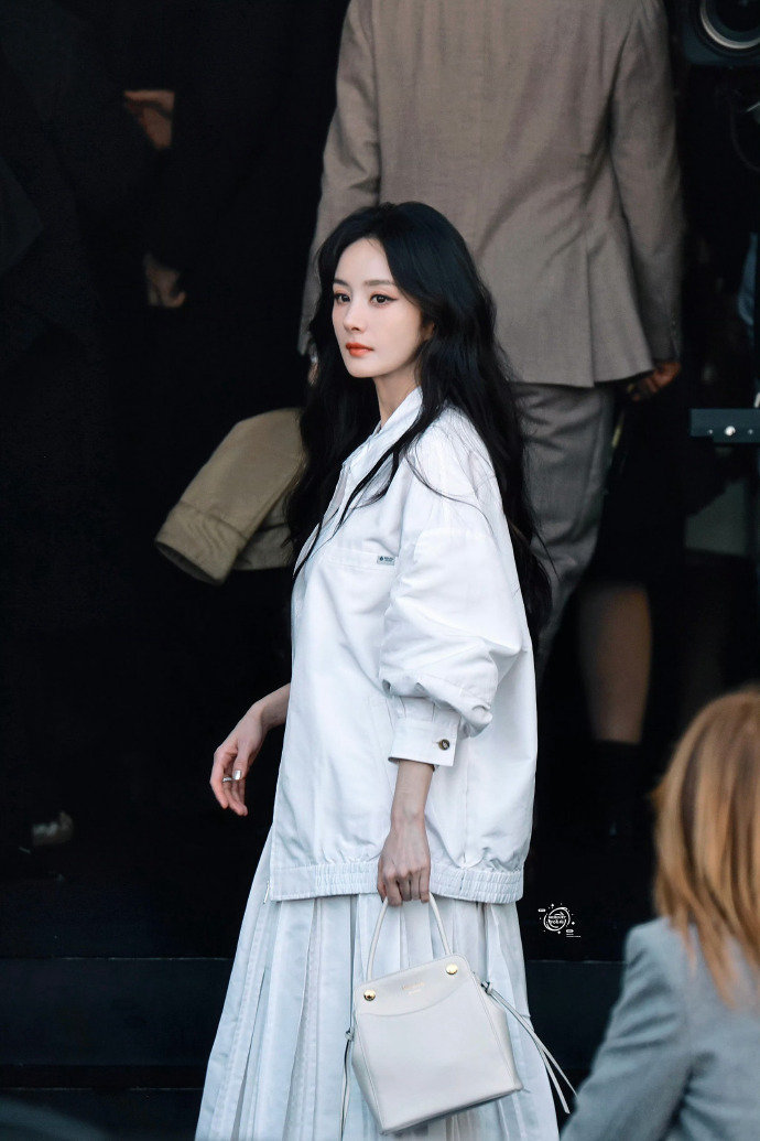 回顾一下Prada代言人杨幂顶级待遇1️⃣ 无考察空降品牌最高title2️⃣ 