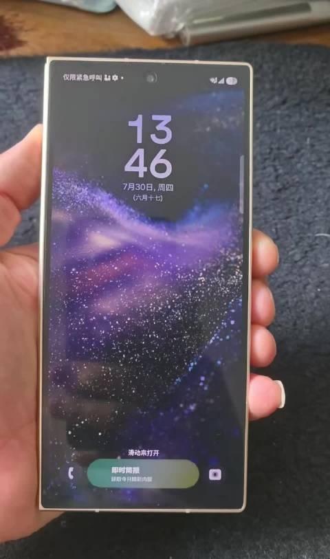 最近到店三星w26红色512一处 官方客服在保修到27年3月 有一处 划痕 一处
