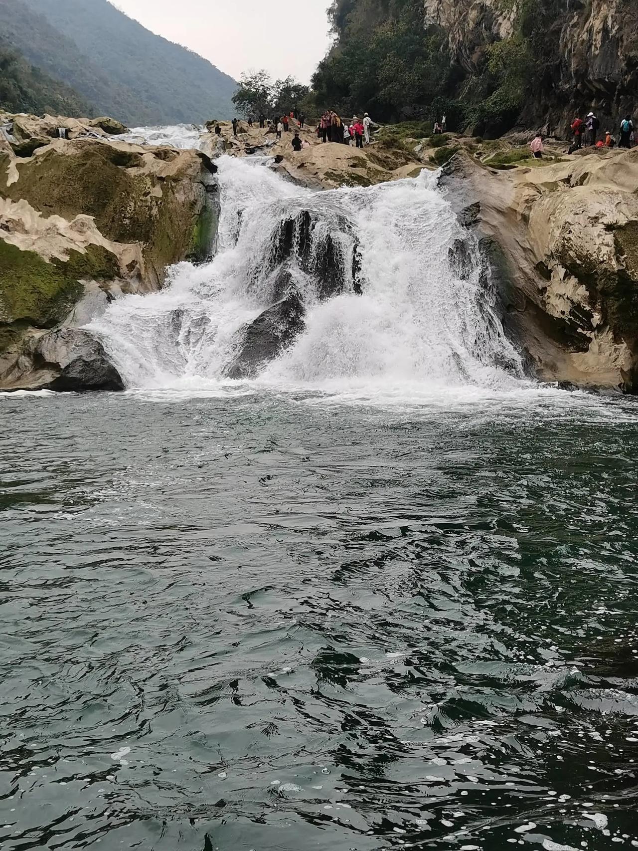 瀑布这玩意儿，真的太有魔力了！上次我去看瀑布，那场景至今难忘。只见瀑布如银河决堤