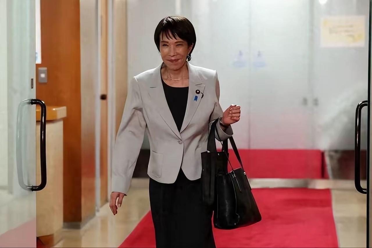 真的很好奇。她的包里装些什么？
     这是东邻女首相访问华盛顿途中有趣的一幕