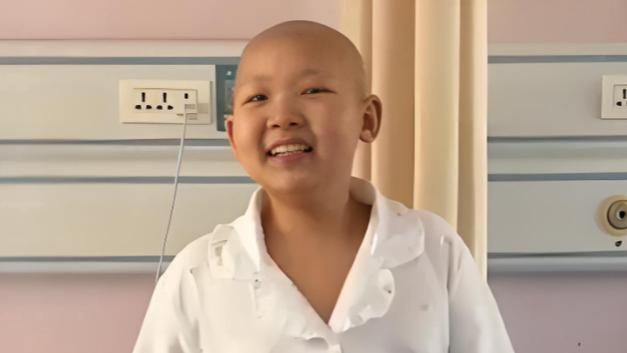 “婷婷打怪兽”年仅11岁离世的消息令人感到非常悲痛。她作为抗癌博主，用勇气和坚强