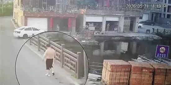 57岁网约车司机跳水救14岁女孩后默默离开，女孩父亲追车三公里拦停：我必须要当面
