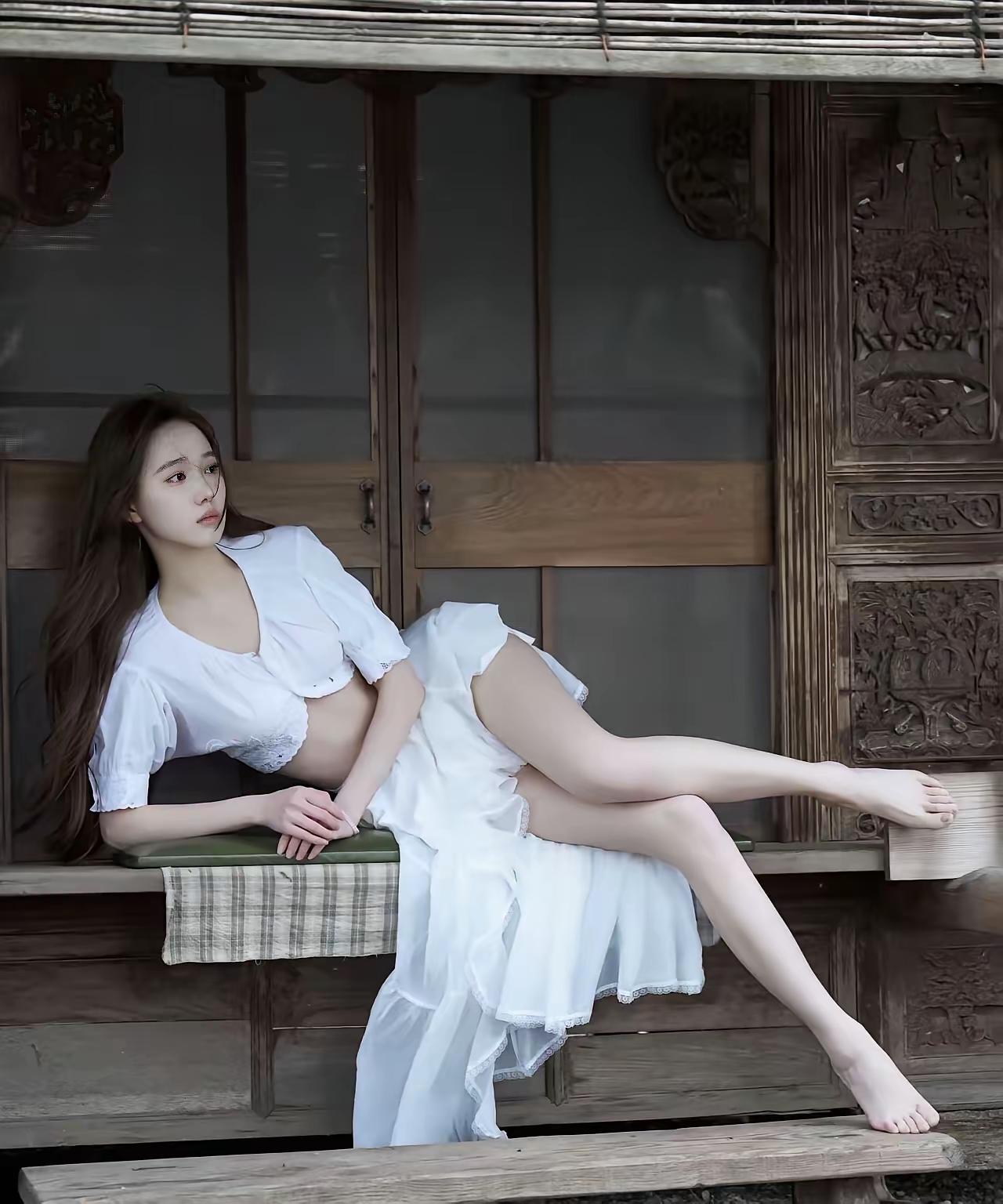 复古木门前的优雅白裙少女，静谧时光的美好瞬间。什么样的女生让人过目难忘?
