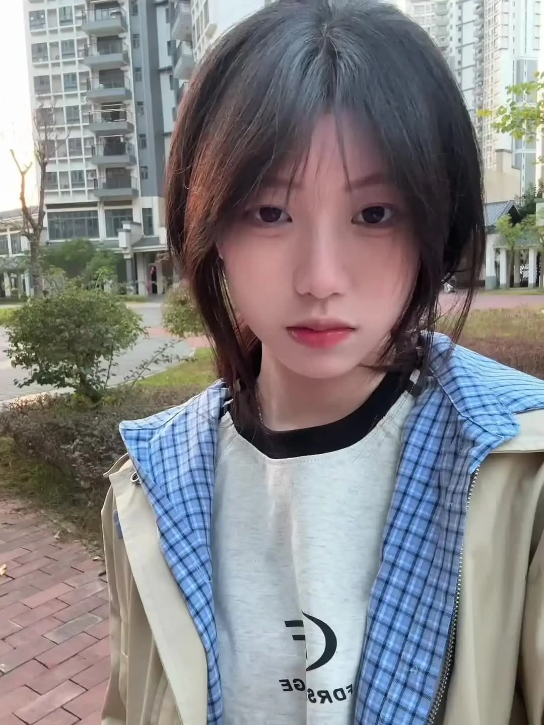 你不必哽咽，我始终记得见你的第一面