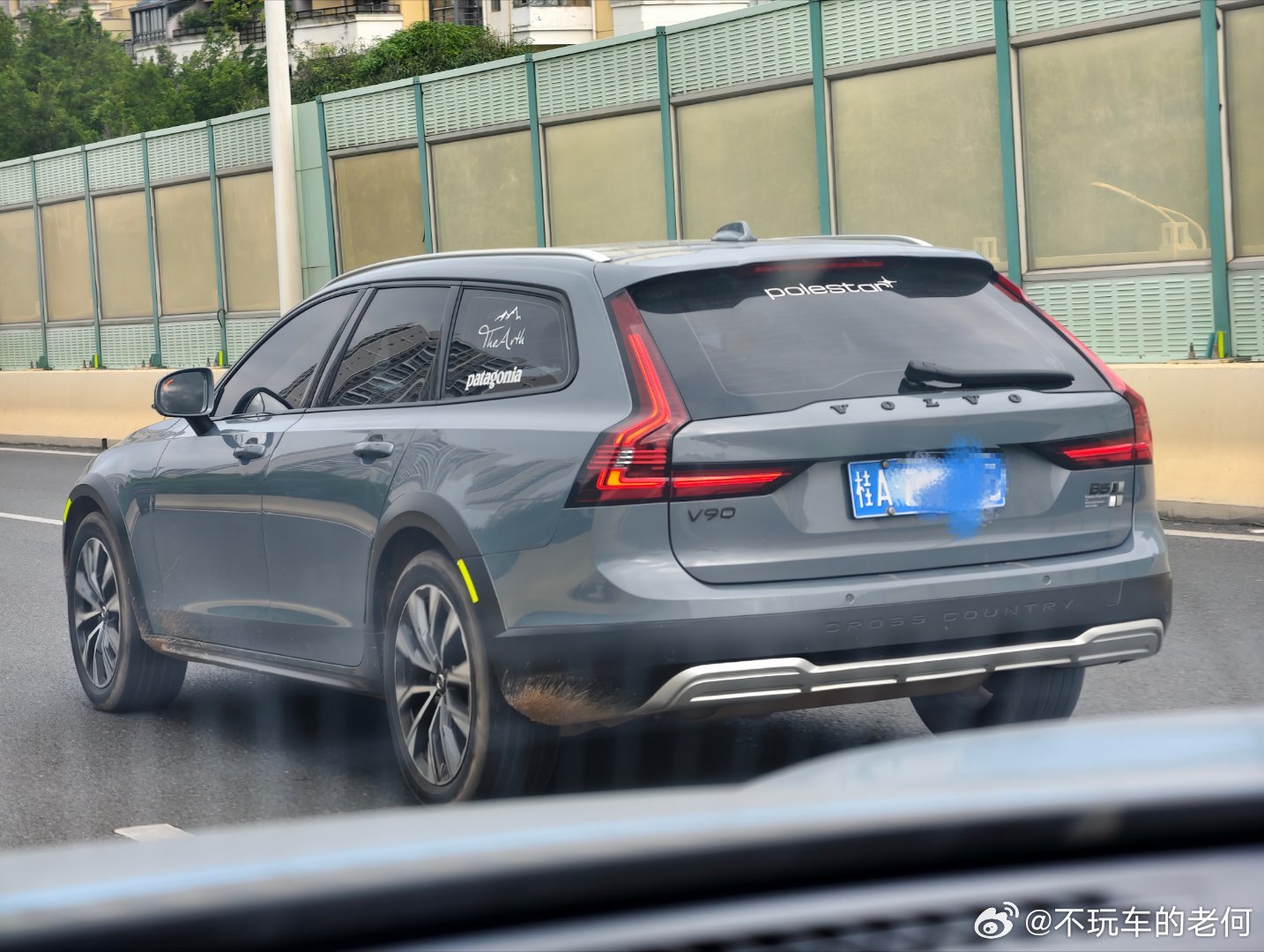 近日路上见闻。除了A6/A4 Avant之外，沃尔沃V90也是旅行车的经典形态之